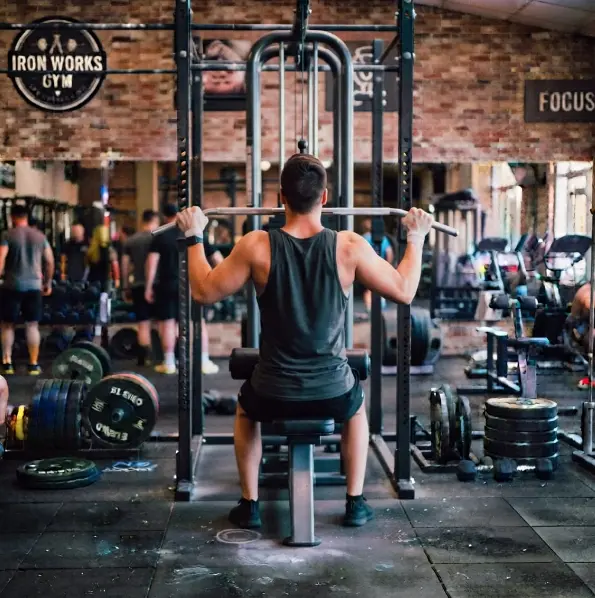 Lat Machine dietro